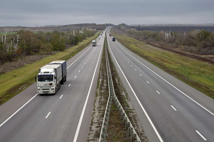 Нардепи хочуть зробити платними дороги для вантажівок