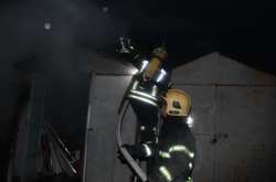 Пожежа виникла на покрівлі гаража