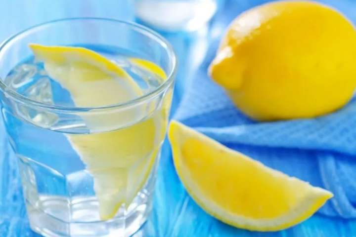 Врач развеял мифы: польза воды с лимоном сильно преувеличена