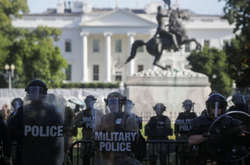 Протестуючі у Вашингтоні взяли в облогу територію навколо Білого дому