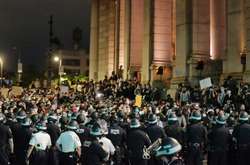 Убийство полицейским чернокожего задержанного привело к массовым протестам в США