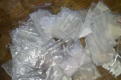 Під час обшуку вилучені   пакети з порошкоподібними речовинами  
