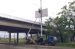 Київ очищується від реклами: як із вулиць прибирають білборди (відео)