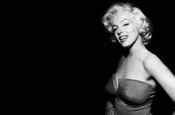  Музей макияжа в Нью-Йорке показал публике персональные предписания косметолога американской актрисы Мэрилин Монро 
  