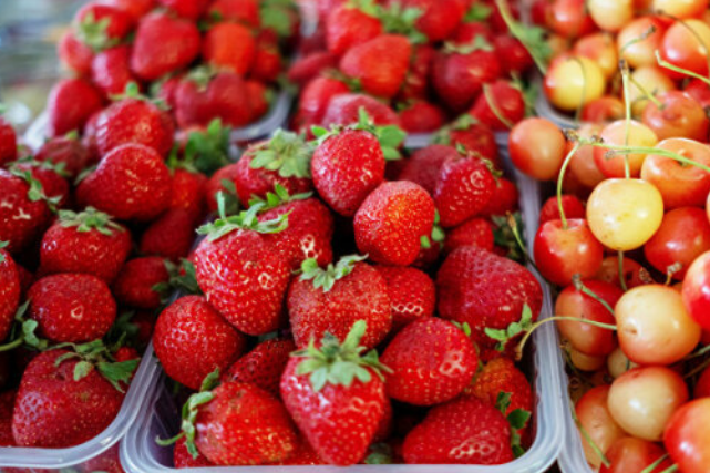 В Україні цього року ціни на фрукти та ягоди йдуть на рекорд. Аналітики назвали причини