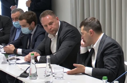 Володимир  Зеленський під час розмови з Мецгером  