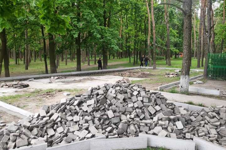 Ділки захопили частину київського парку під будівництво (фото)