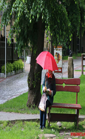 Куртки, парасольки та чоботи: початок літа у Вінниці