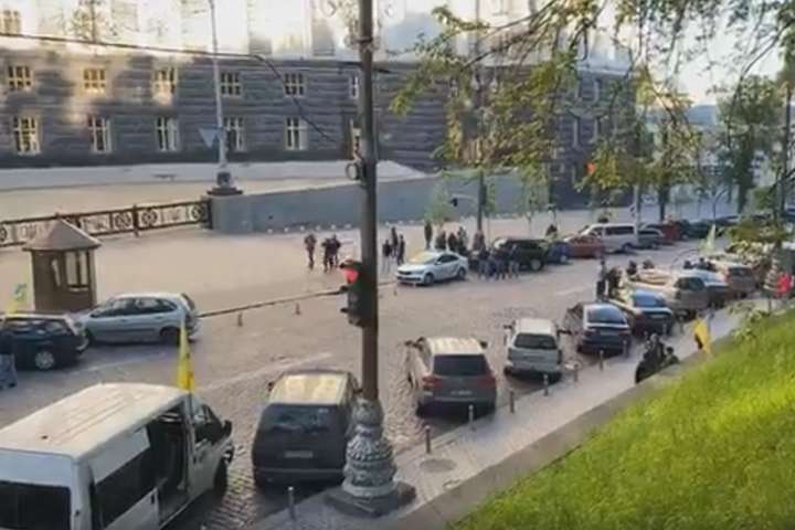 Поліція стягнула сили в центр Києва: під Кабміном мітингують євробляхери (відео)