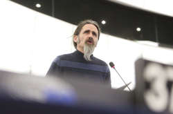 Люк Фланаган принял участие в онлайн-дебатах Европарламента, не успев перед этим надеть штаны