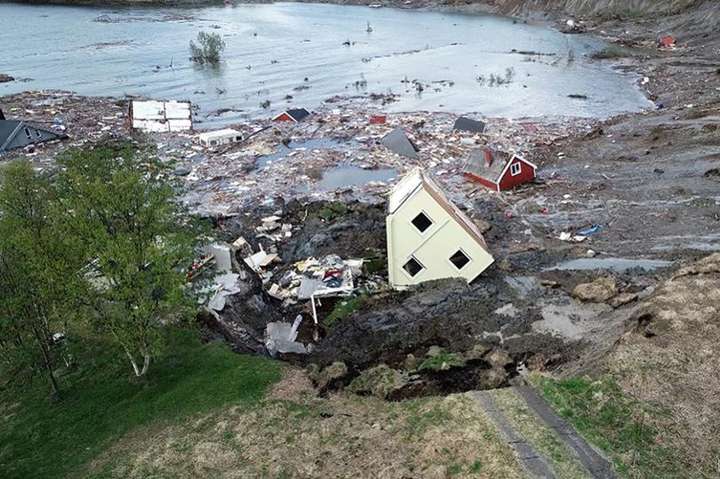 В Норвегии оползень унес в море восемь домов
