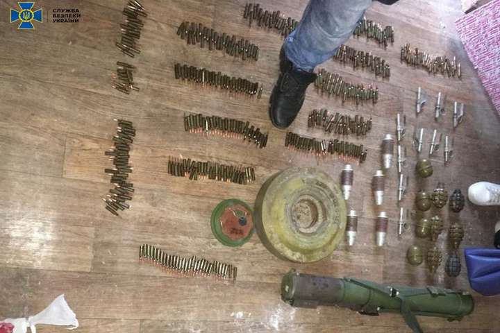 На Донеччині СБУ виявила у бойовика арсенал з протитанковою міною, гранатами та боєприпасами