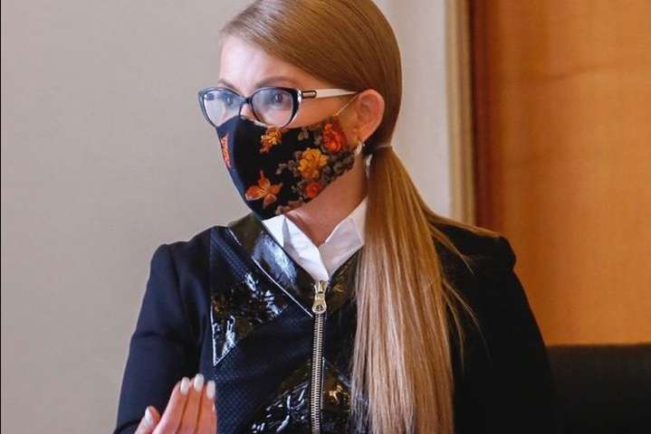 «Вишуканий дрескод»: Тимошенко прийшла у Раду в масці з квіточками
