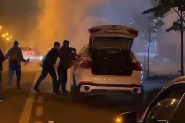 У центрі Києва на дорозі загорівся BMW (відео)