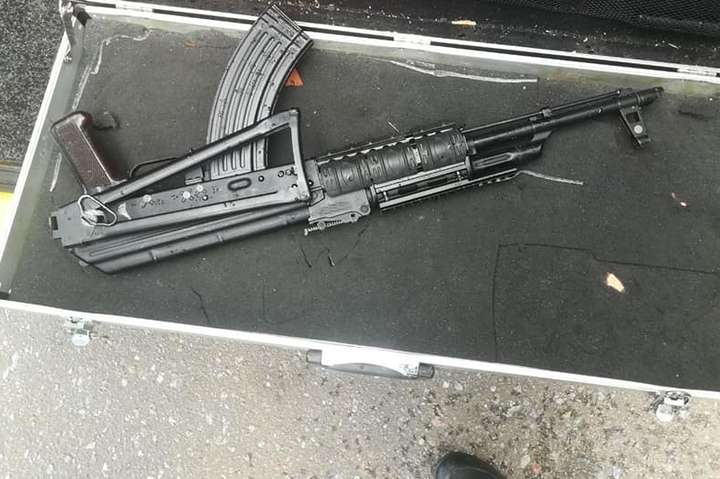 На трасі під Києвом в автівці лихача патрульні виявили зброю та наркотики (фото)