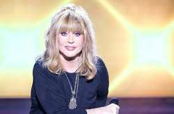  Певица Алла Пугачева в купальнике похвасталась стройными ножками 
  