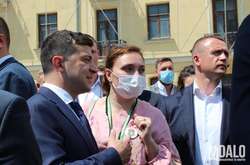 Без маски, але з кавою. Як Зеленський відвідував Кам’янець-Подільський