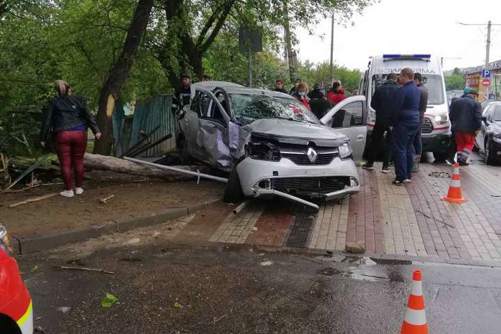 В Ірпені водій легковика зніс паркан і збив жінку (фото)