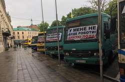 «Дайте возити людей!»: перевізники Львівщини пікетують обласну адміністрацію