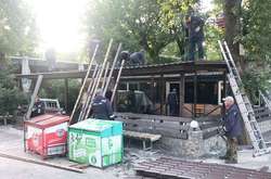 Комунальники очистили Труханів острів від незаконних МАФів (фото)