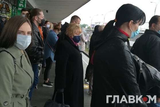 Їздити в київському транспорті стає небезпечно: натовп і багато людей без масок 