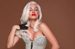 Астафьева осыпала грудь жемчугом: пикантные фото