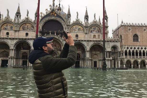Венецію знову затопило: понад метр води у центрі міста (фото, відео)