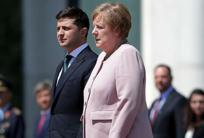 Зеленський обговорив з Меркель переформатування Тристоронньої контактної групи