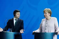 Президент Украины Владимир Зеленский необычайно часто созваниевается с канцлером Германии Ангелой Меркель