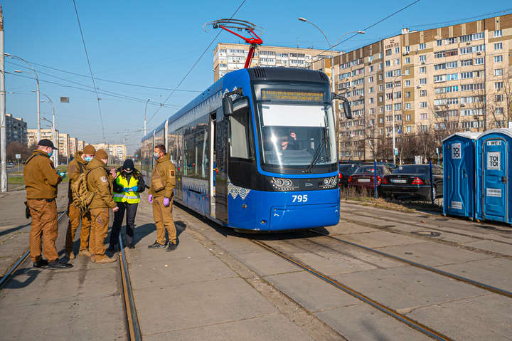 Не пускав без маски: у Києві група пасажирів побила водія трамвая