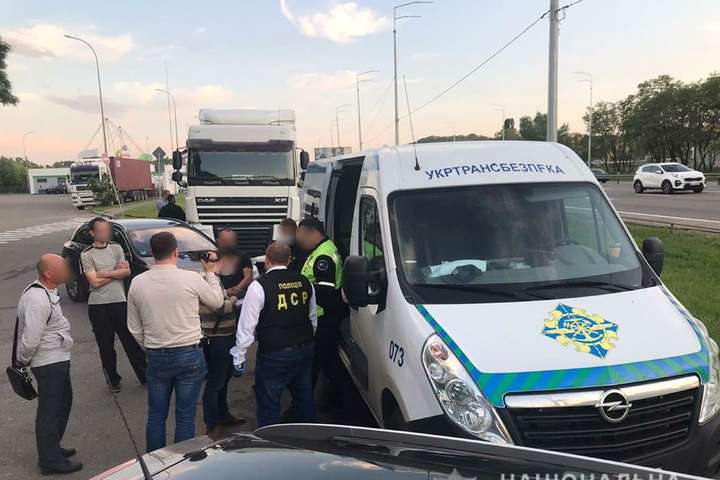 На Вінниччині двоє посадовців Укртрансбезпеки організували корупційну схему на вантажних перевезеннях (відео)