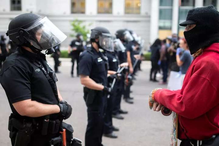 У Міннеаполісі поліцейським заборонять застосовувати задушливі прийоми