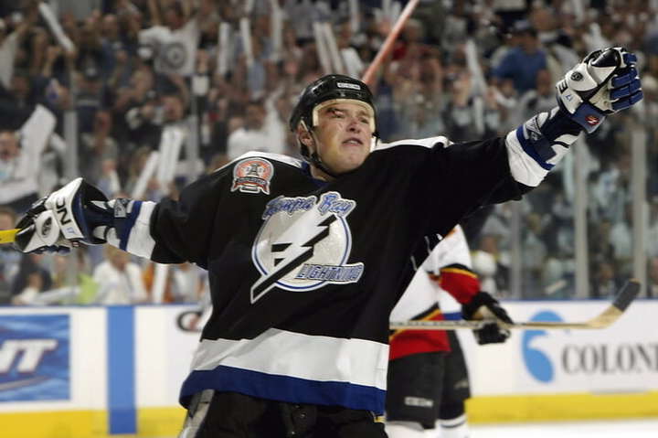16 років тому дві шайби українського хокеїста Федотенка вирішили долю Кубка Стенлі (відео)