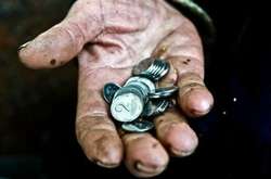 Всесвітній банк визначає «крайню бідність» як умову, якщо людина живе менш ніж на 1,90 долара США (52,20 грн) в день