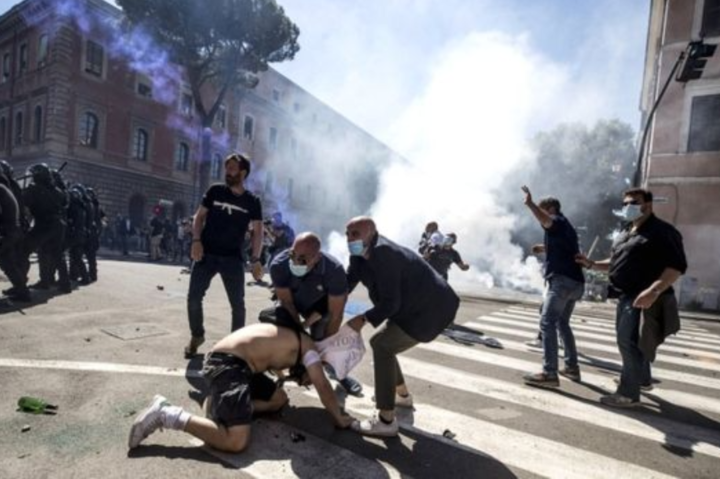 Коронавірусні протести у Римі: поліція застосувала сльозогінний газ і водомети