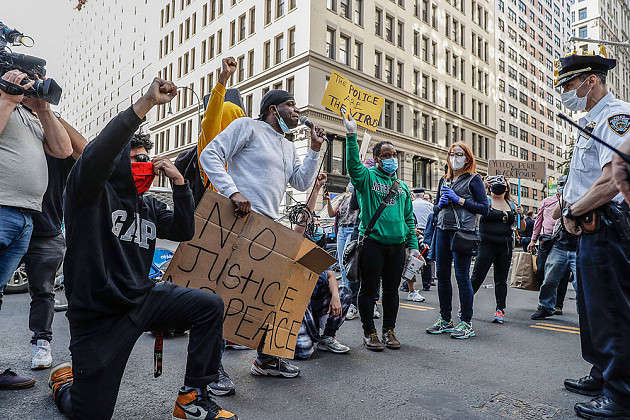 У США юнак десять годин прибирав вулиці після антирасистських протестів і отримав подяку від громади  