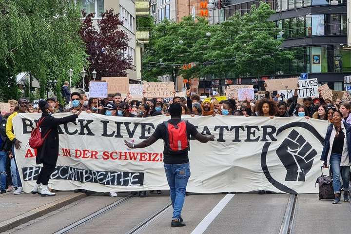 У Швейцарії поліція вирішила не розганяти антирасистський мітинг, а роздати його учасникам маски