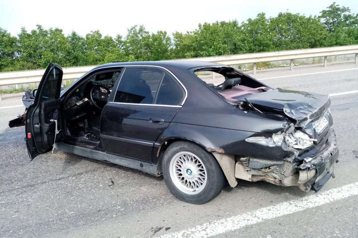 На Одеській трасі у авто на великій швидкості розірвалося колесо, водій загинув