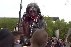 У Британії протестувальники скинули з п'єдесталу статую работорговця