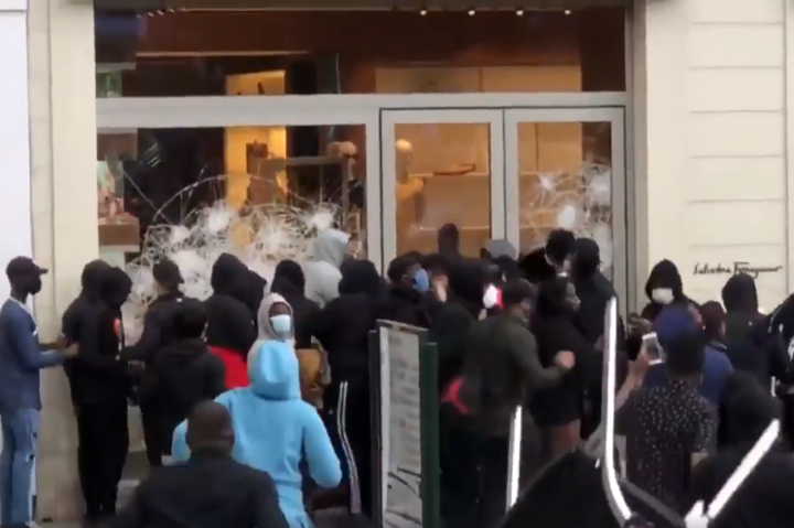 Вірус перекинувся на Європу. У Брюселі вандали громлять магазини (відео)