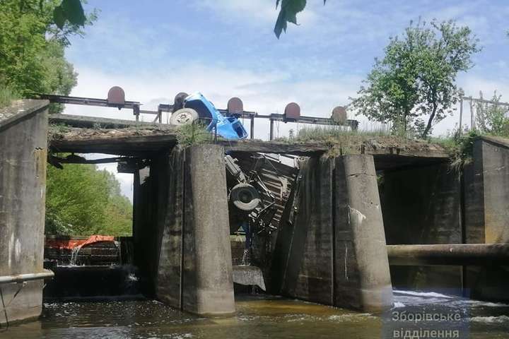 Під вантажівкою обвалився міст - На Тернопільщині під вантажівкою обвалився міст (фото)