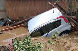 Зливи не тільки затопили десятки будинків та інших будівель, а й пошкодили місцеву енергетичну і транспортну інфраструктуру