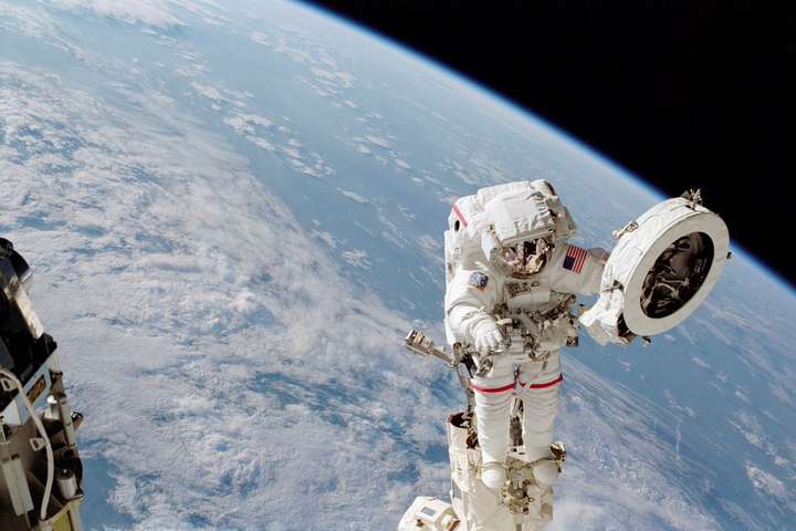 Астронавт з корабля Crew Dragon зробить вихід у відкритий космос