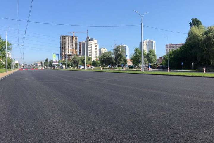 Частина Окружної дороги в Києві стала схожою на злітну смугу (фото)