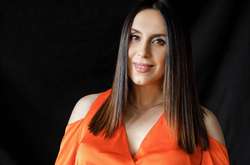 Беременная Джамала удивила нежной фотосессией в стильном платье