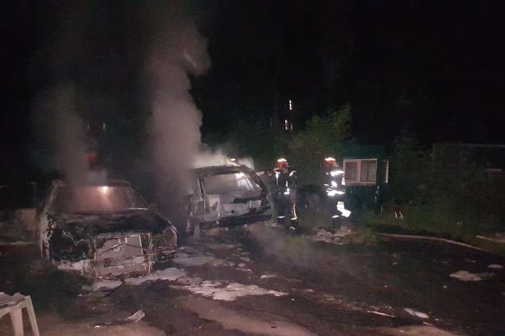 На парковці в Києві вщент згоріли два автомобілі (фото)