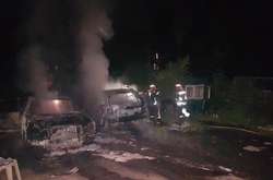 Автомобілі Mercedes та BMW згоріли повністю