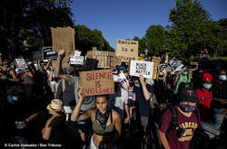 Переважна більшість американських видань суворо регламентують участь журналістів у масових заходах, забороняючи брати участь у протестах