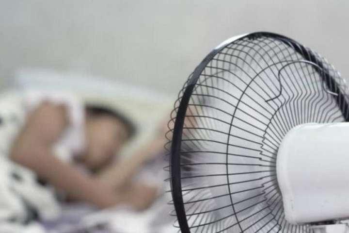 Пришло лето, а за ним жара: как привычка спать с вентилятором вредит здоровью