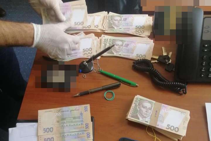Поліція затримала проректора київського університету на хабарі від іноземців (фото)